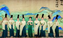 中国での記事です。中西悠绮主持越酒行天下 “只此青玉”腾讯时尚的采访！